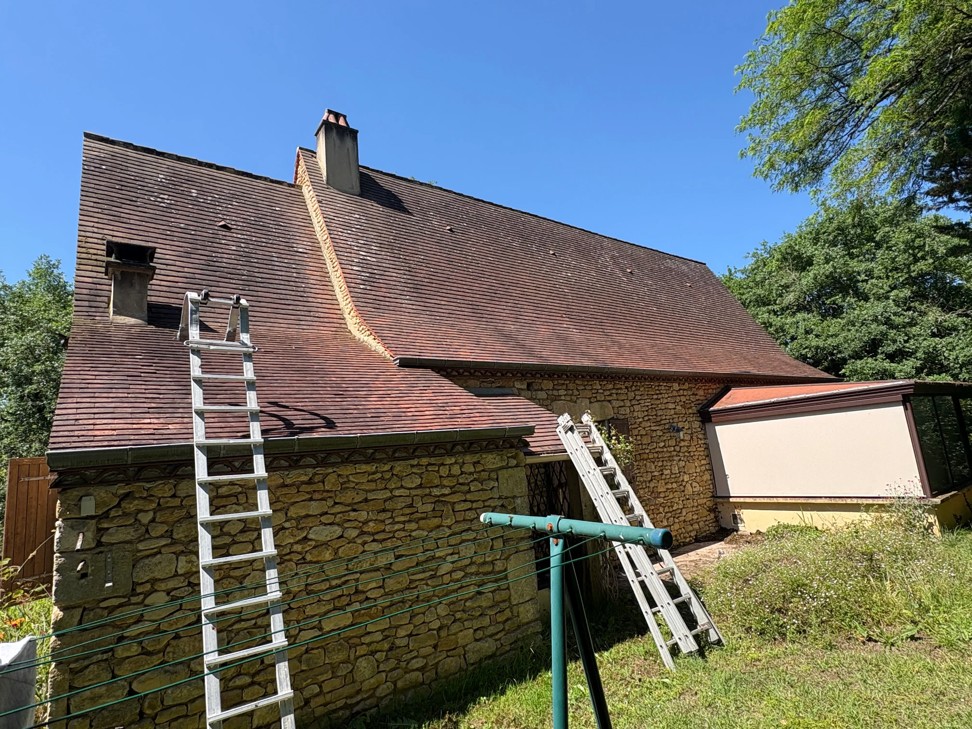Toiture en tuiles observée avec des échelles en place