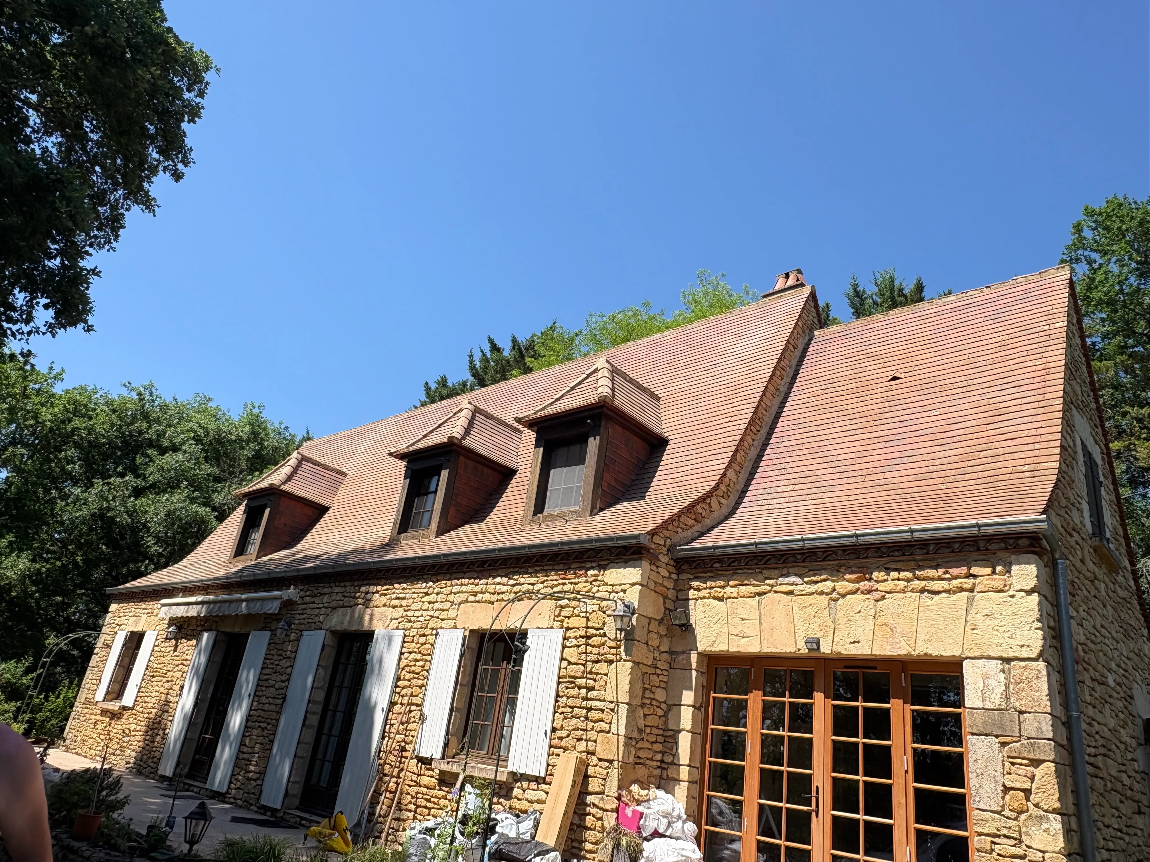 Maison en pierre avec une toiture en tuiles