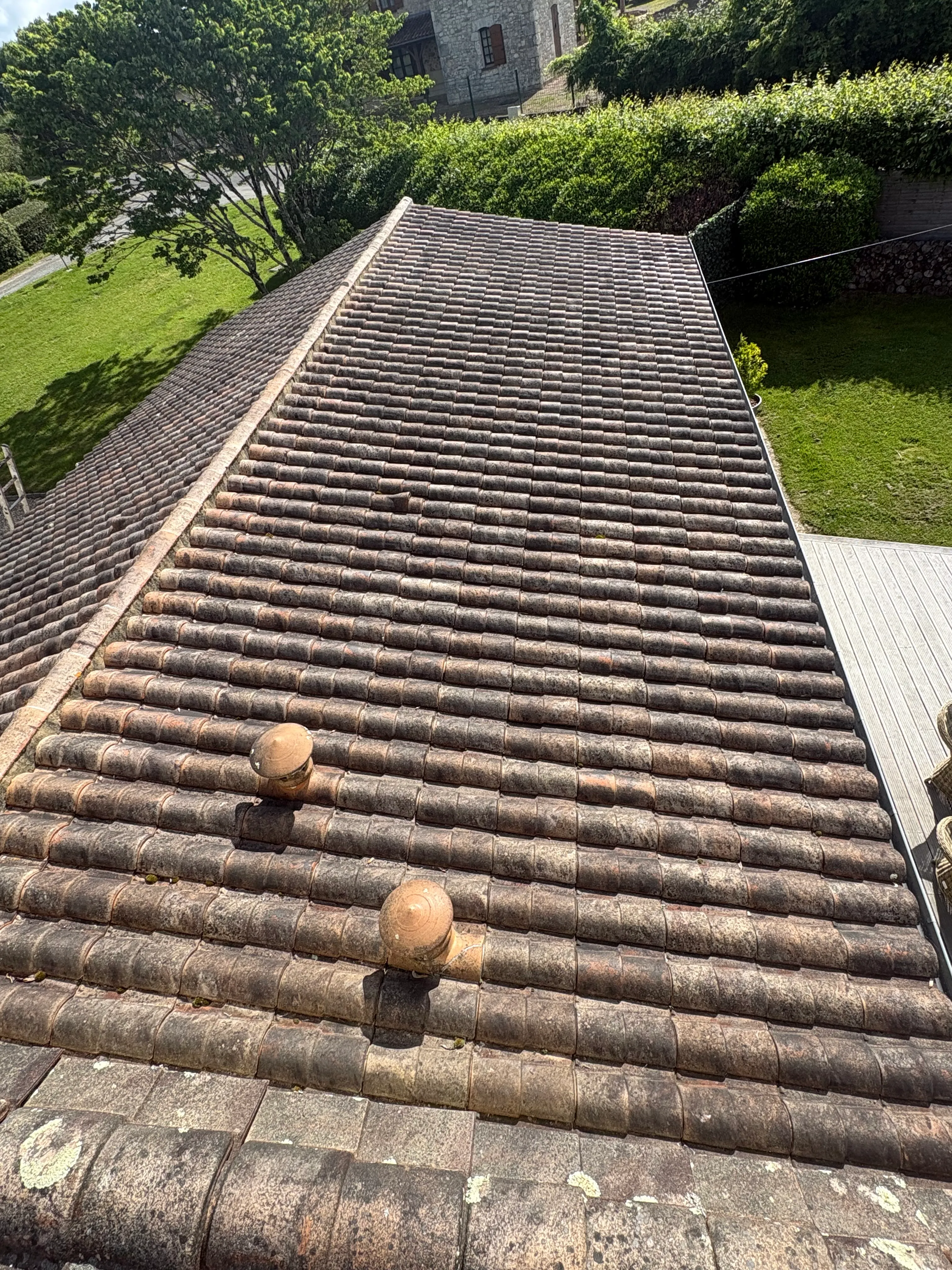 Vue d'ensemble d'une toiture en tuiles depuis un point élevé